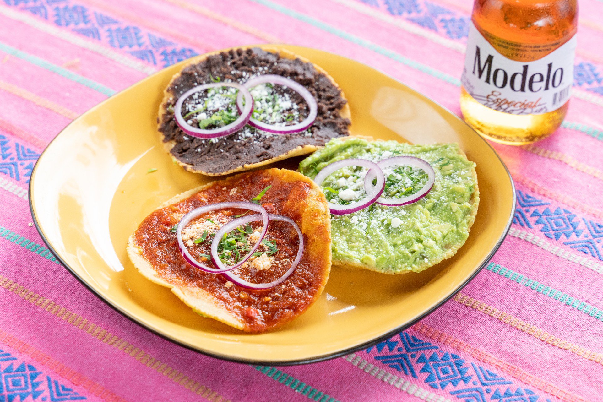Tostadas con salsa, frijol y guacamol