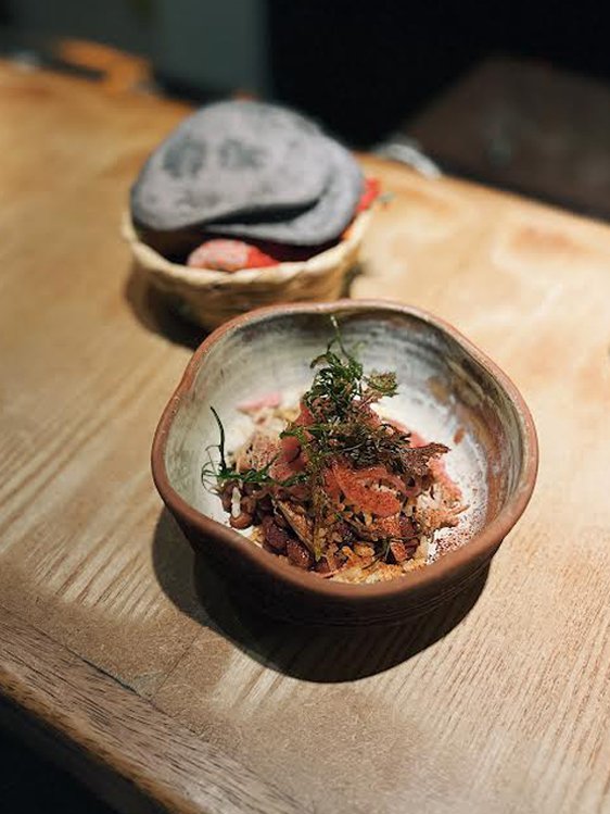 Mezcla de Frijoles con tamarindo, cerdo ahumado, arroz inflado, tortilla achiotada