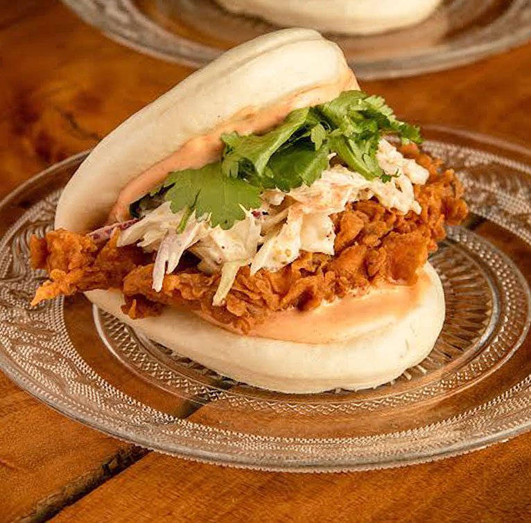 Bao de Pollo Frito, Sriracha Mayo, Coleslaw y Cilantro de Beta Bites.