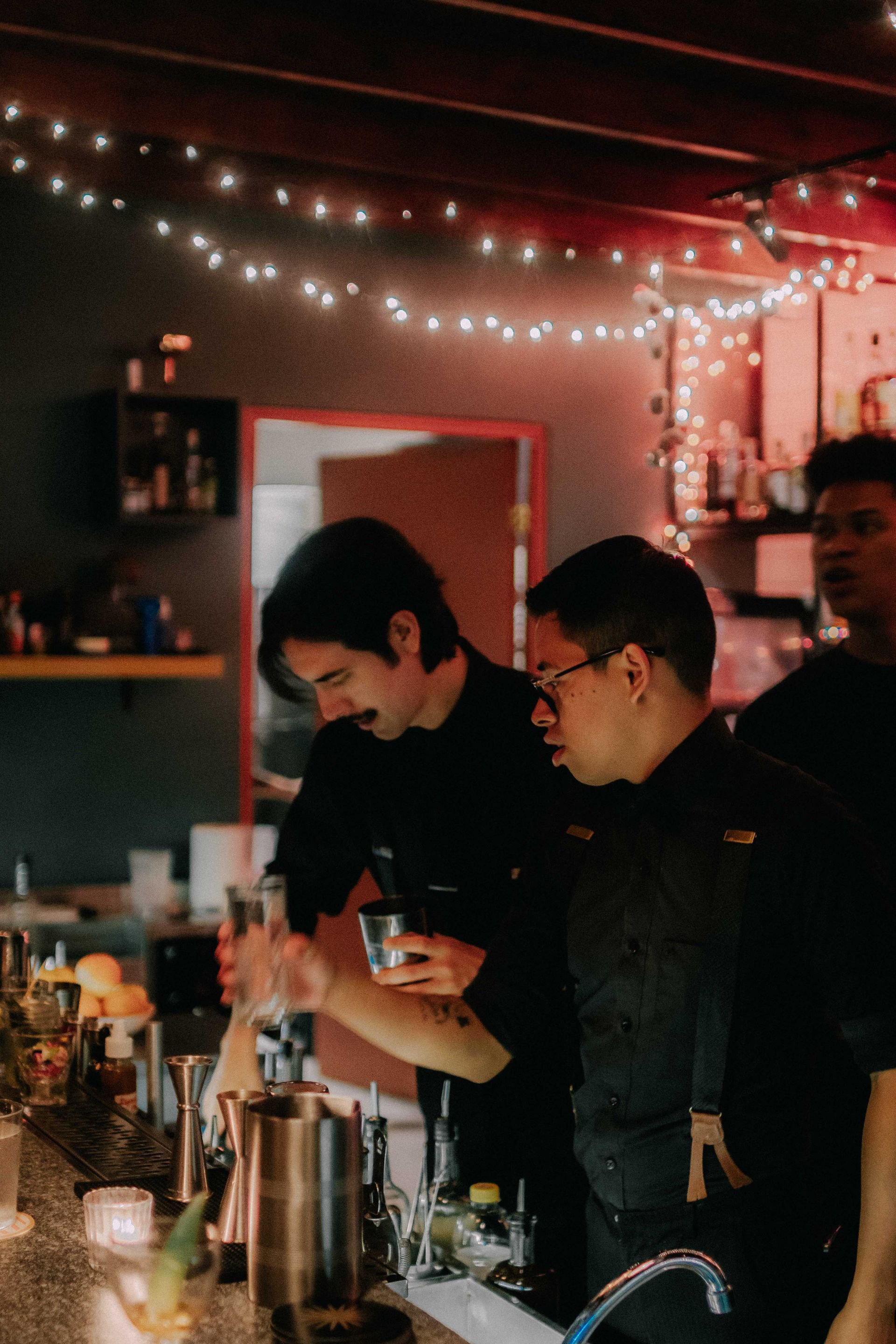 Sebastián Villatoro y Daniel Díaz de Casa de Cocteles Minerva en Ciudad de Guatemala, Guatemala / Imagenes cortesía de Roberto Velarde