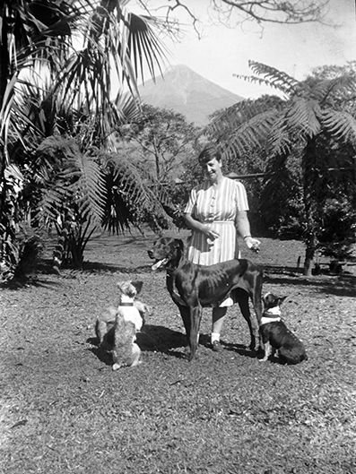 Carmen Pettersen en los jardines de Finca El Zapote