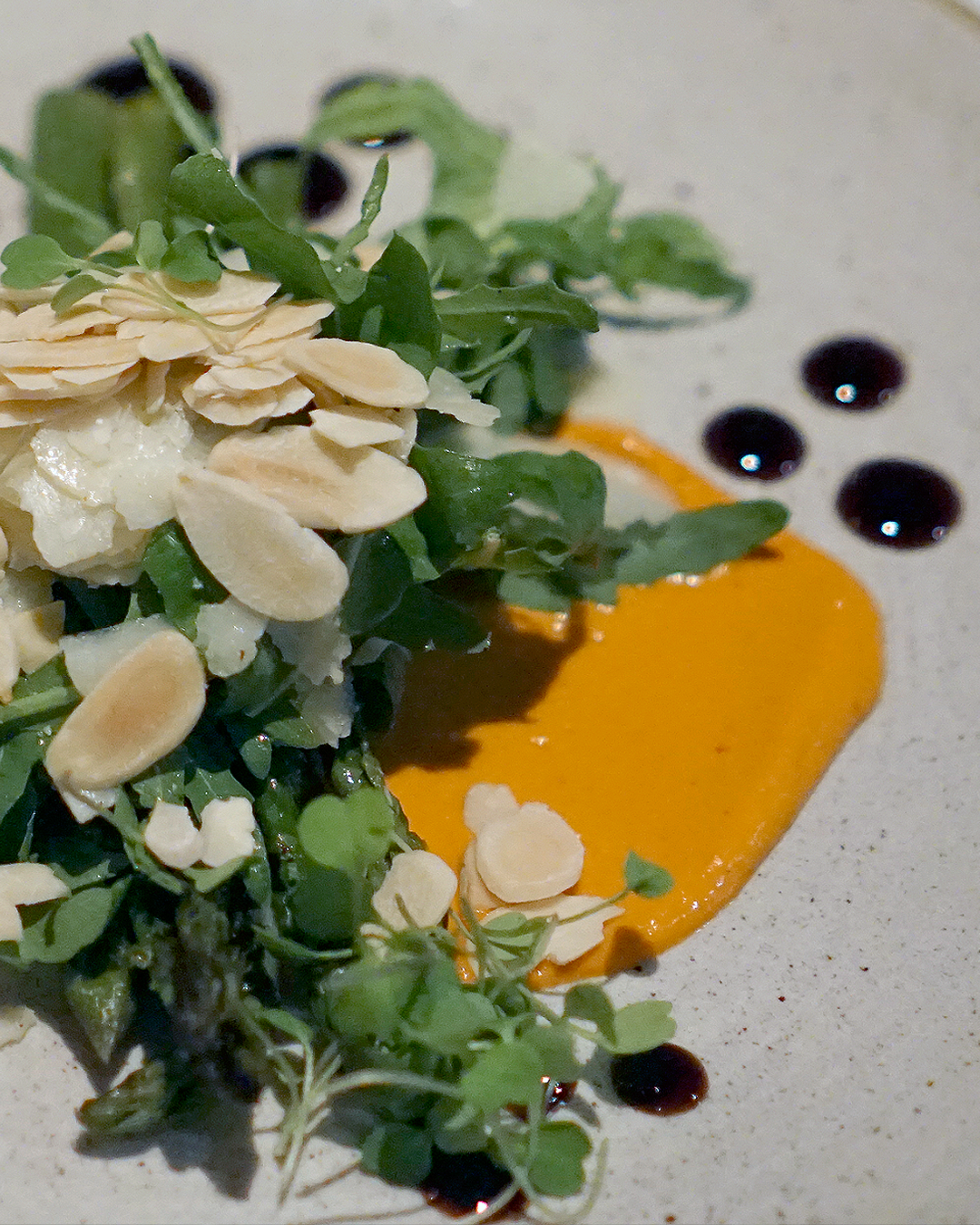 Espárragos al Carbón con Salsa Romesco y Almendras Tostadas de El Refectorio