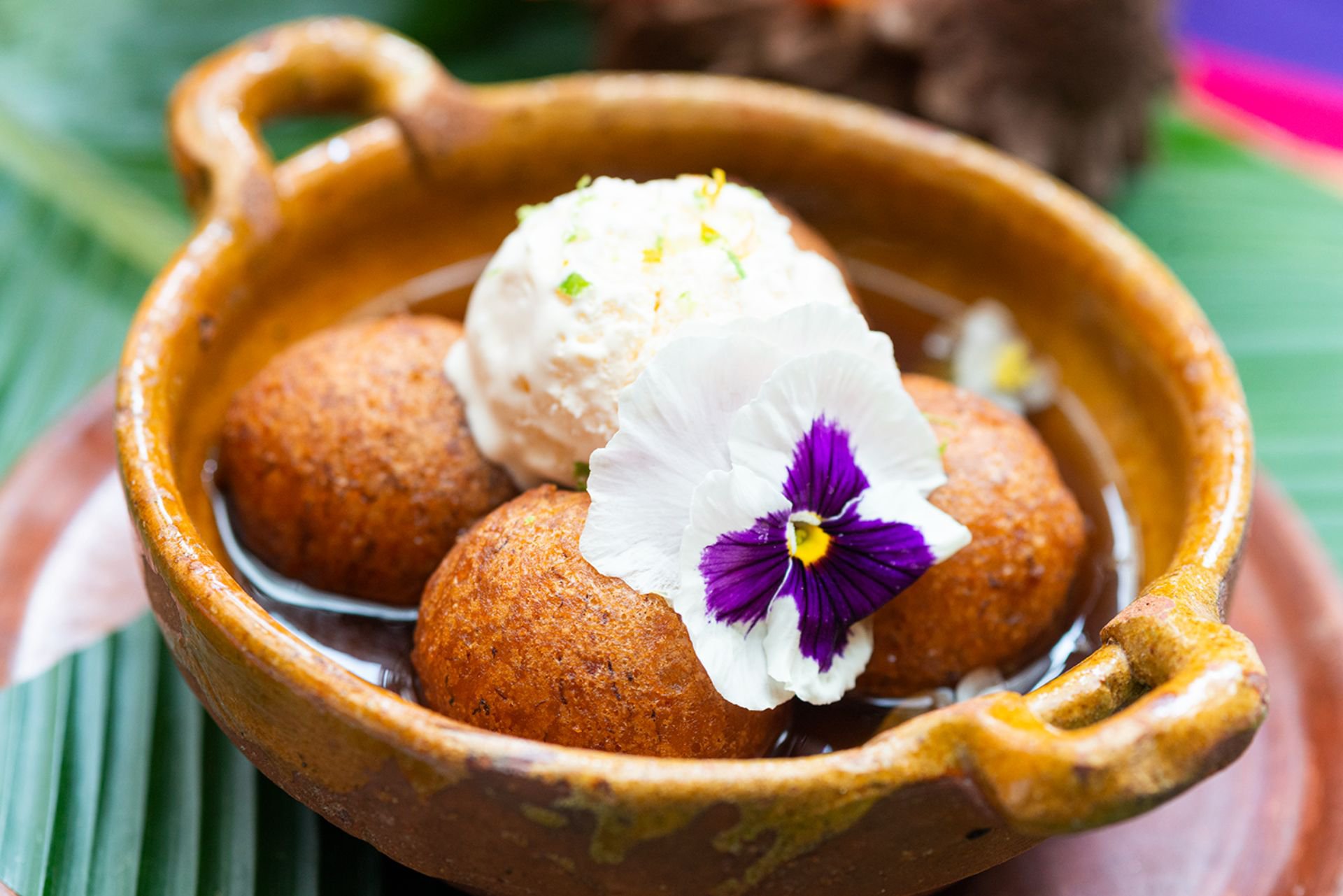 Buñuelos de banano en miel de cardamomo y helado de vainilla