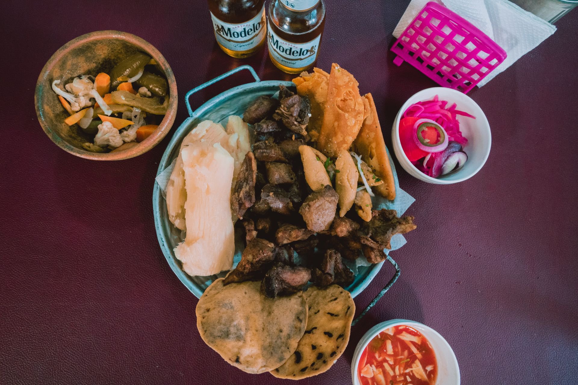 Chicharrón, yuca, empanadas, tacos, curtidos de papaya y jalapeño