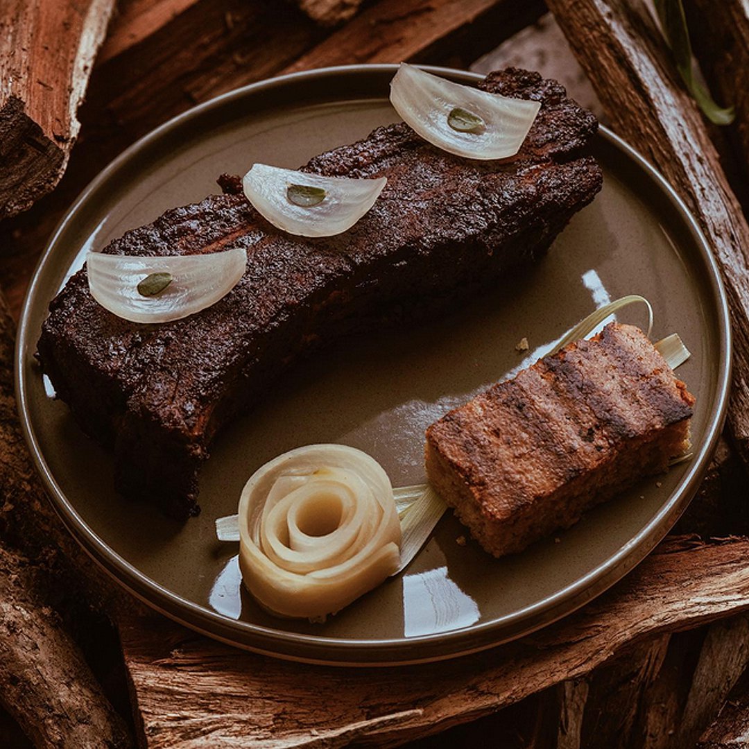 Costilla ahumada con barbacoa de cacao.