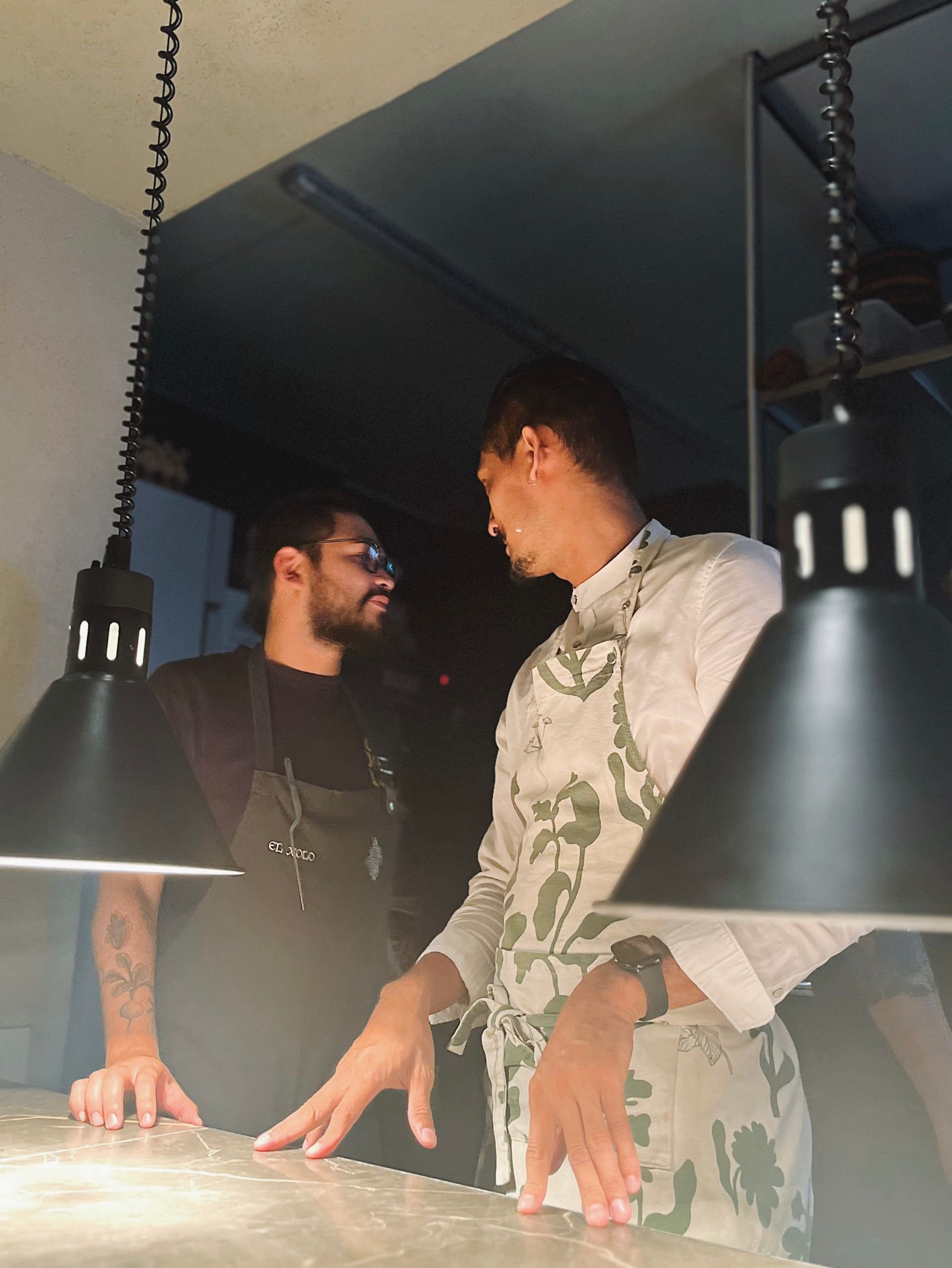 Gio 'Chino' Ortiz, sous chef de El Xolo junto al chef Eliseo Vargas en Todos Juntos Vol. 4