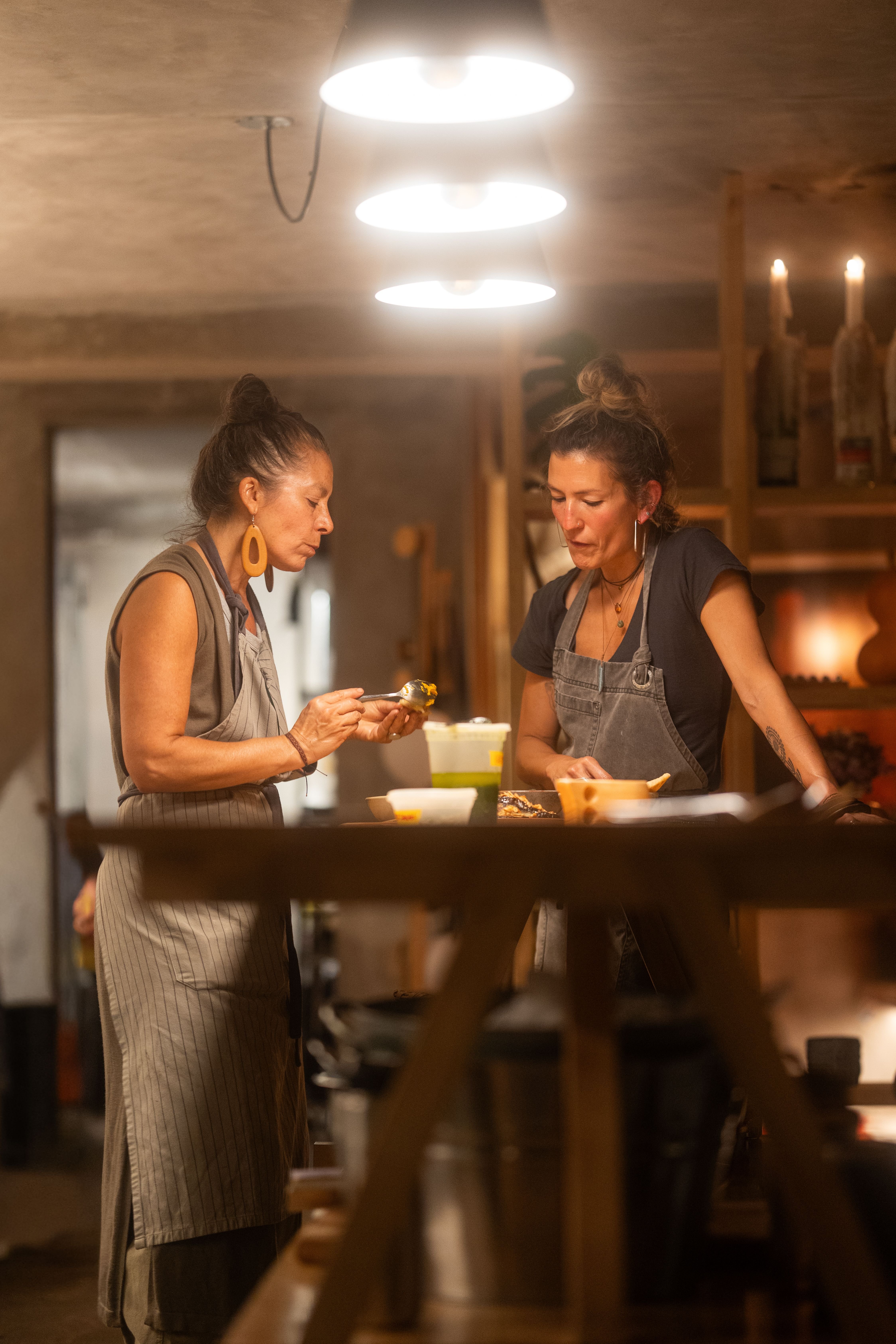 Laura Rusiñol, sous chef de Finca Sylvestris, junto a Maru Molina