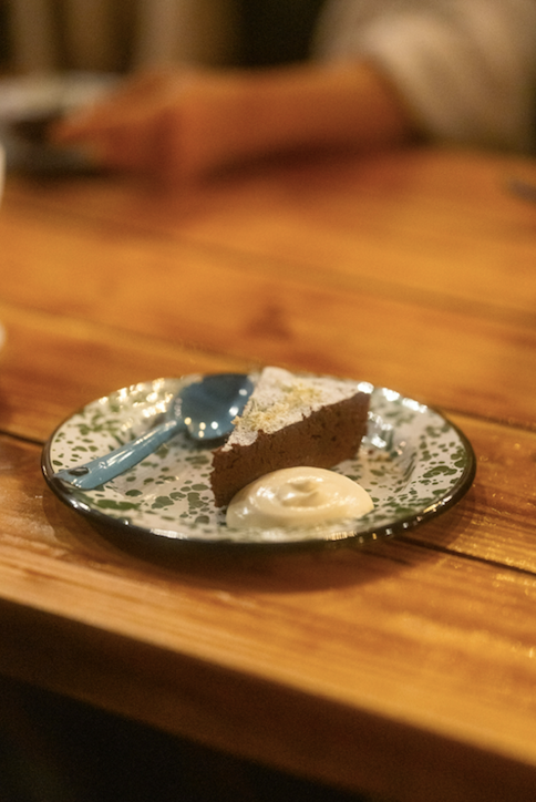 Tarta de chocolate, crema de yogurt y miel