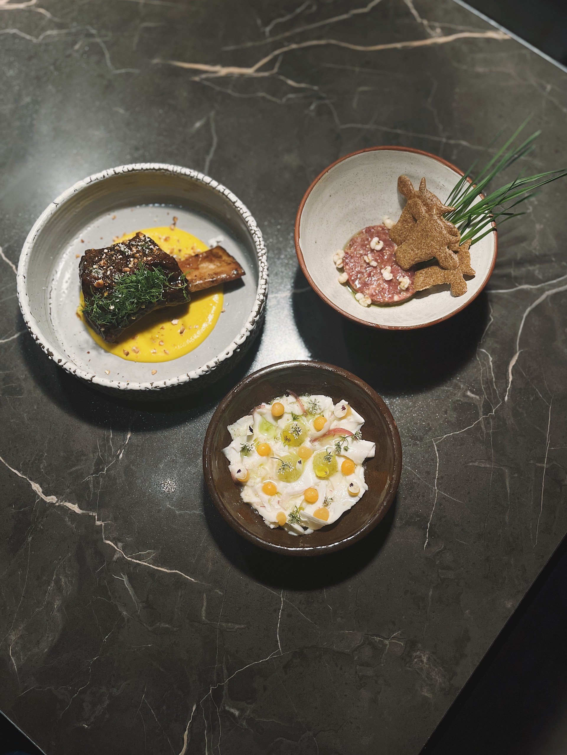 Costilla de Res / Tartar de Res Madurado 100 Días / Tiradito de Pipa de Conservatorium en El Xolo