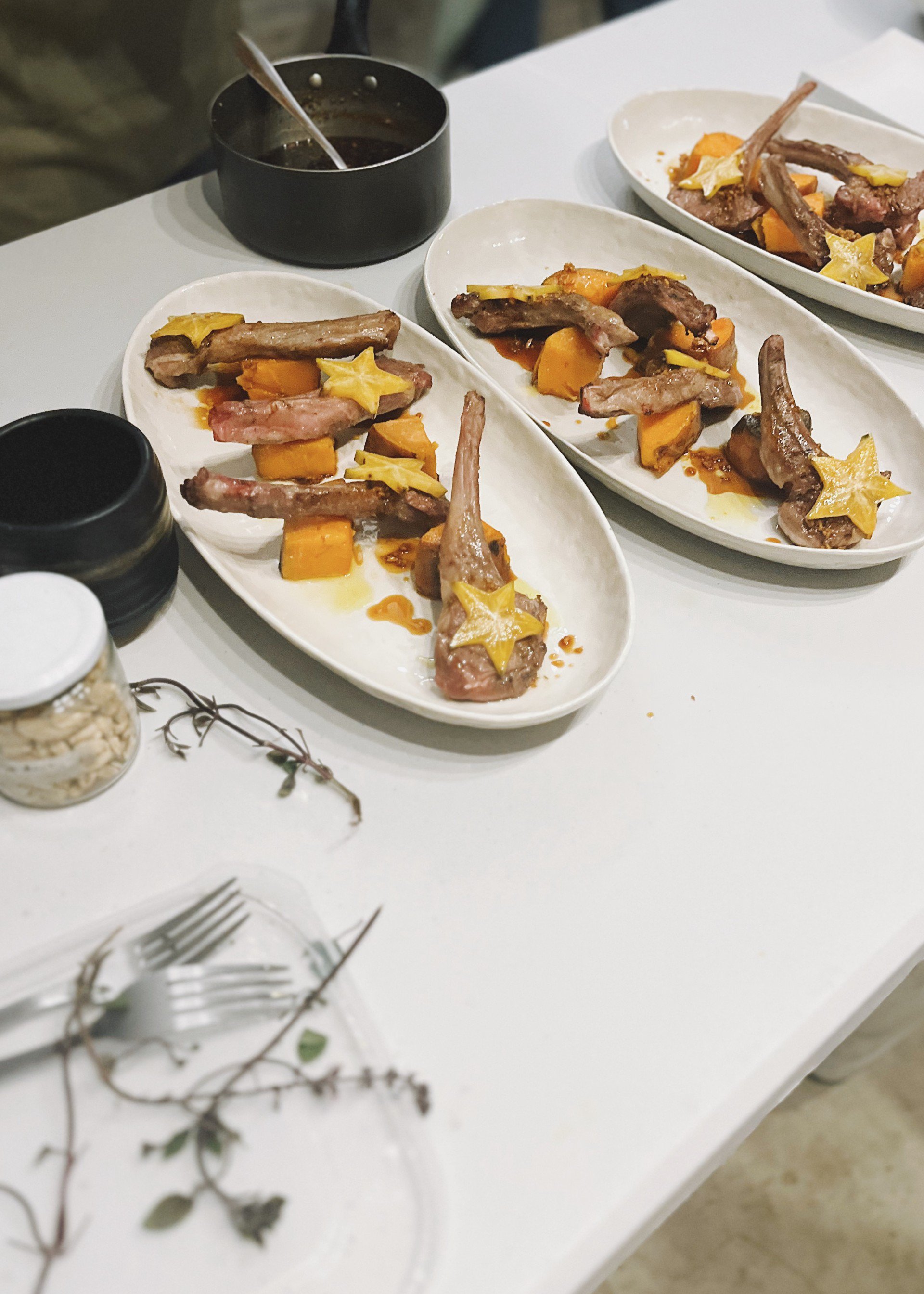 Chuletas de cordero de libre pastoreo, camote y carambola en salsa dulce de jengibre