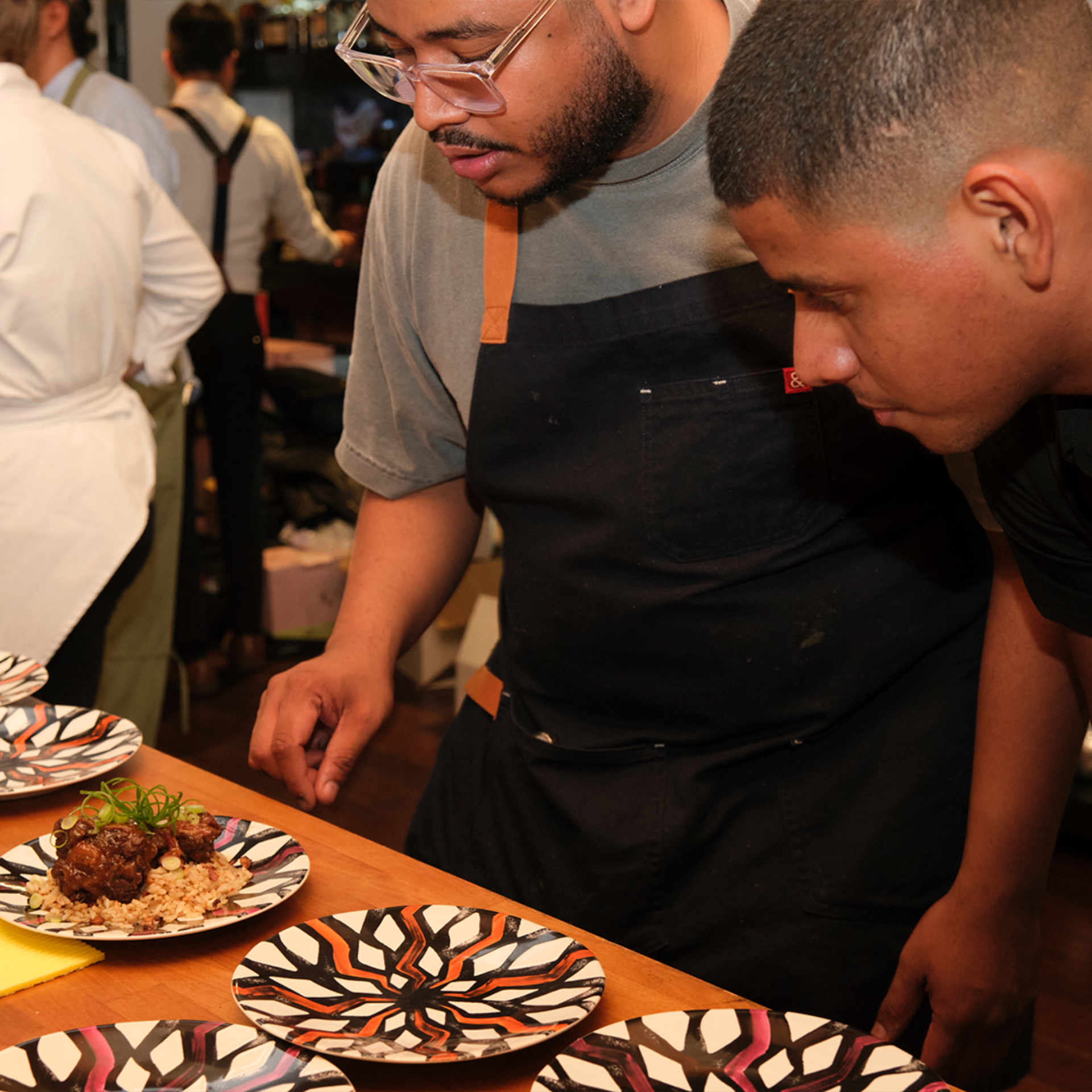 Chefs Hiram Thompson y Elías Rodriguez en representación de Fonda Lo Que Hay y Cantina del Tigre de Panamá