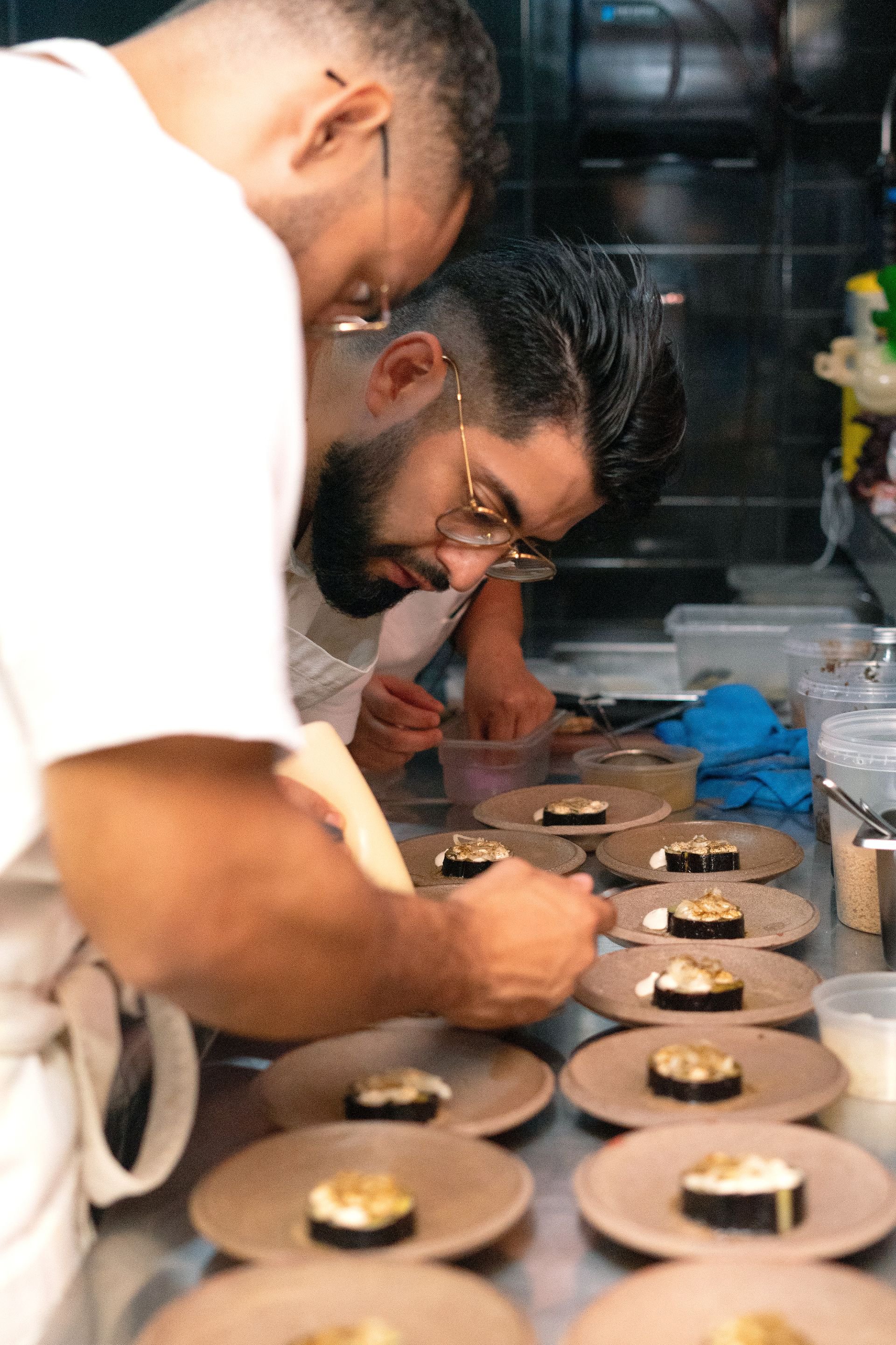 Chefs salvadoreños Roberto Alas y Josúe Contreras / Imagenes cortesía de Memo Cárcamo