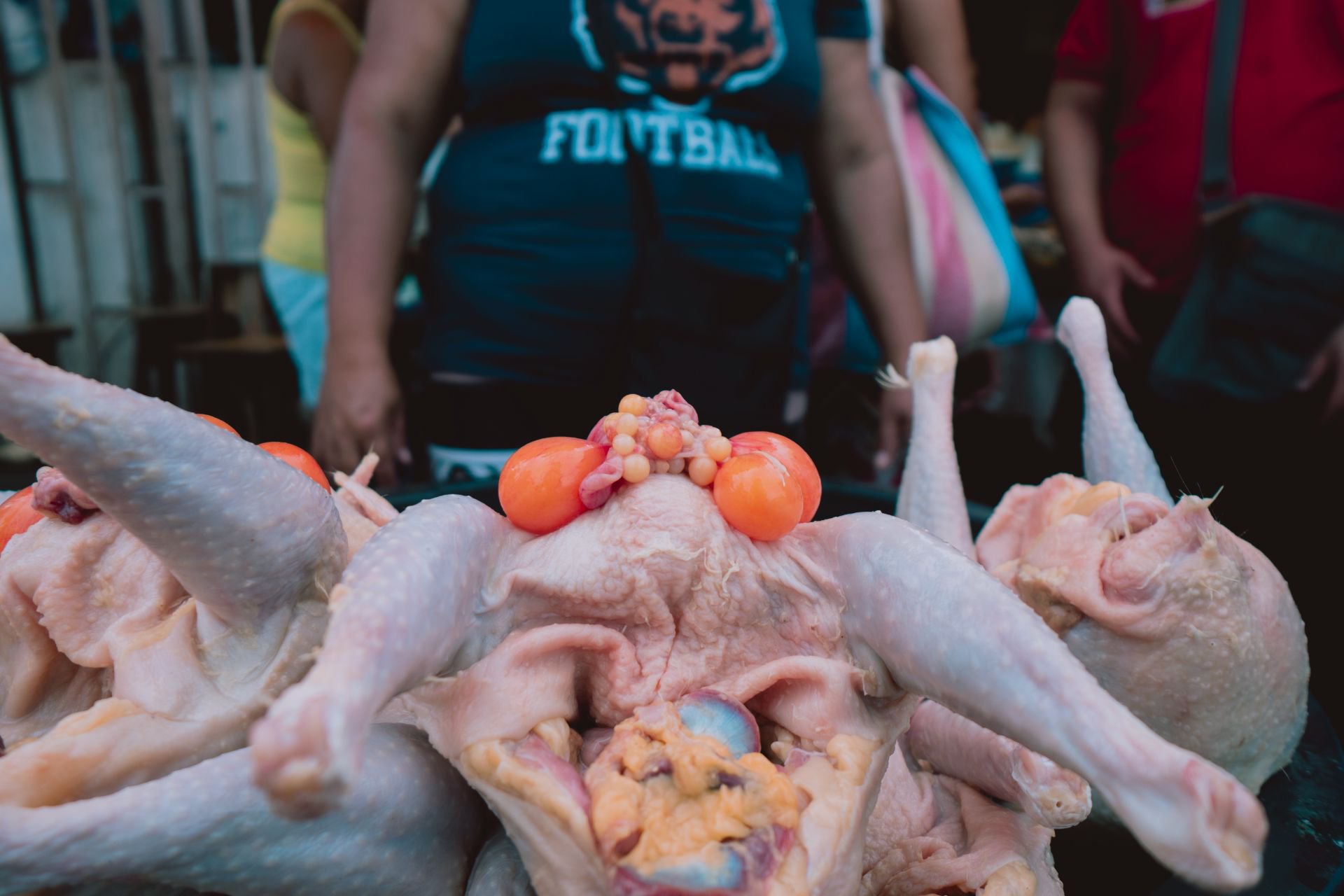 Uno de los productos vistosos que se puede encontrar desde temprano en las ventas del mercado central de Chiquimula, es la gallina limpia colocada en canastos.