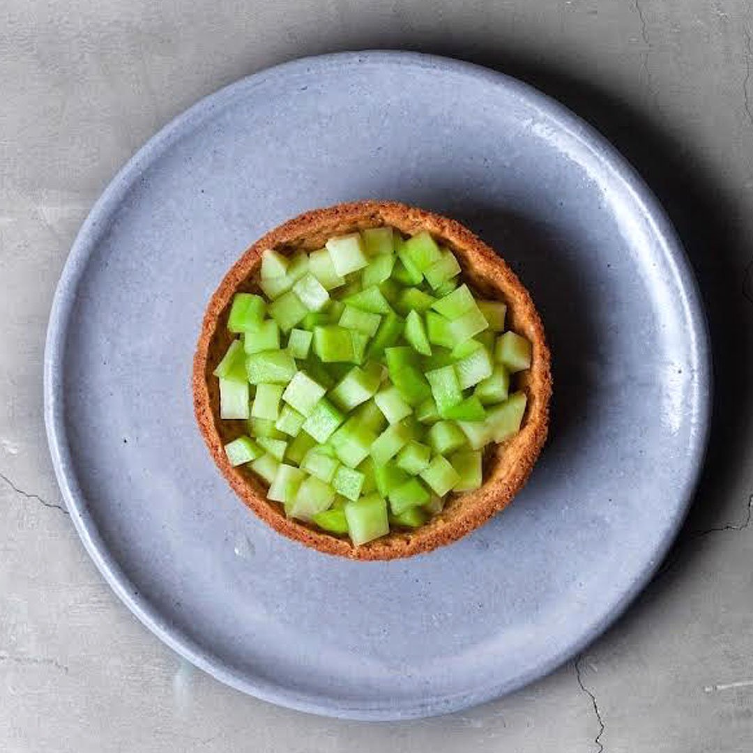 Tartaleta de güisquil en aguamiel y nata de café