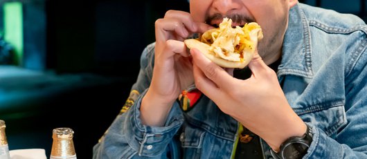 Pupuseria-Los-Cheritos-Carretera-a-El-Salvador-Ciudad-Guatemala-Pupusas-Restaurante-Salvadoreno-Cerveza-Modelo-Peter-Meng.jpg