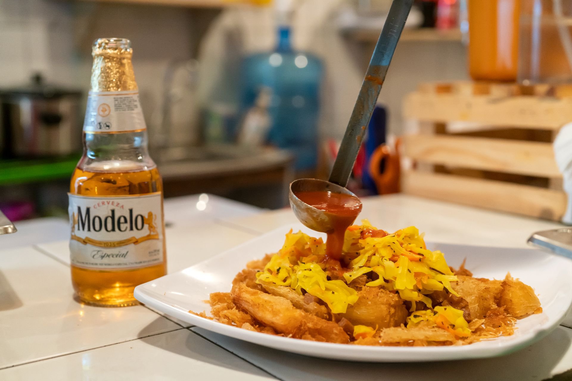 Pupusa con salsa y Cerveza Modelo