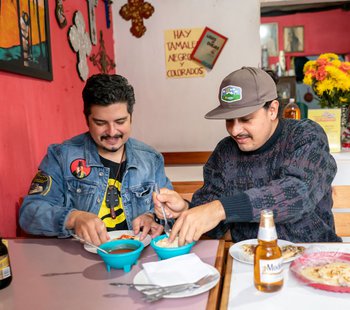 Pupuseria-San-Miguelito-Zona-1-Ciudad-Guatemala-Pupusas-Restaurante-Salvadoreno-Cerveza-Modelo-Peter-Meng-Nestor-Sical.jpg