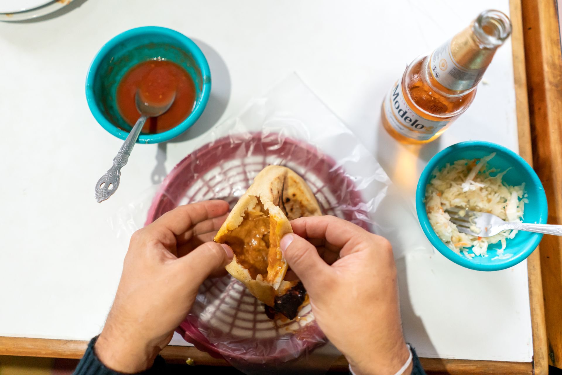 Abriendo la pupusa en el centro
