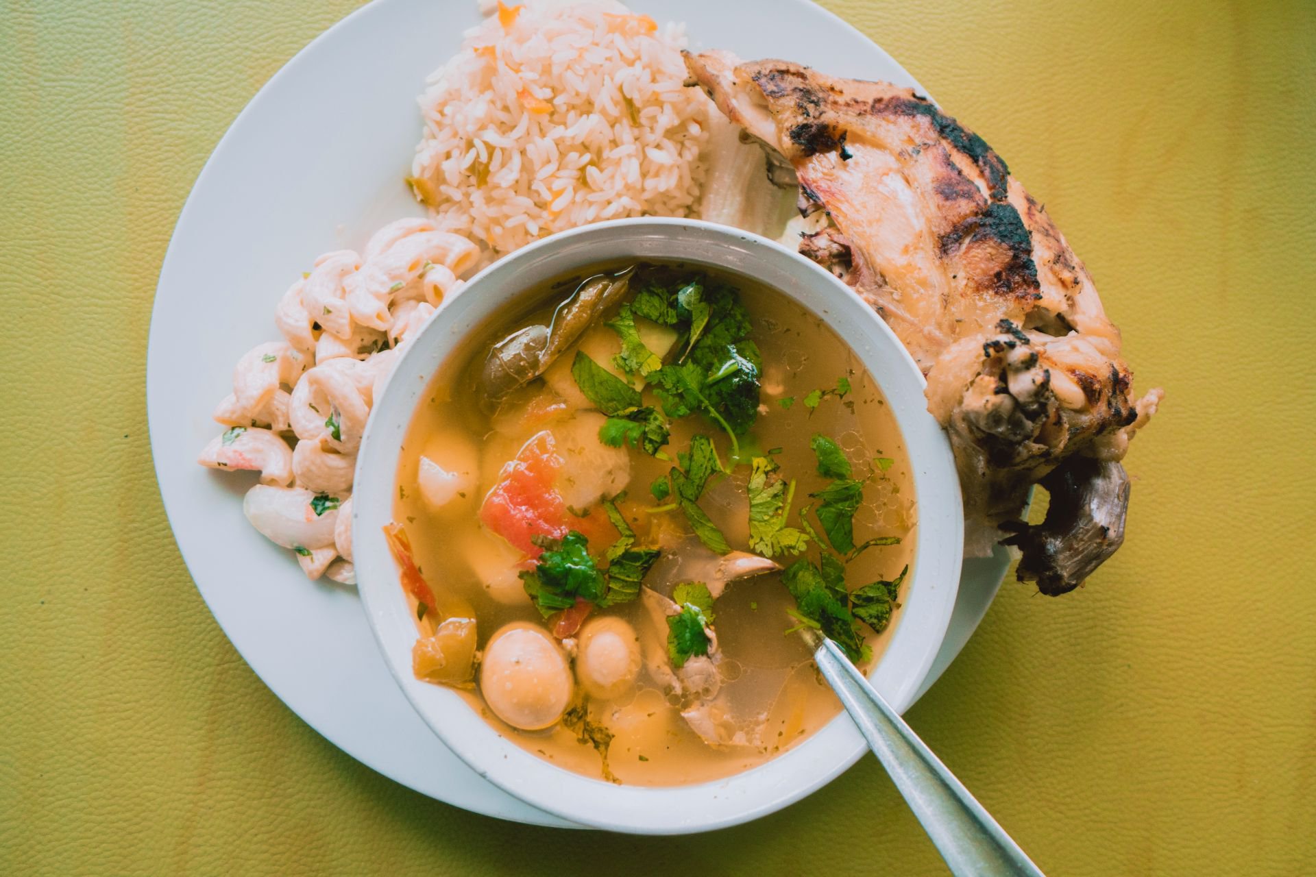 El emblemático caldo de gallina, cocinado con mollejas y sus yemas inmaduras.