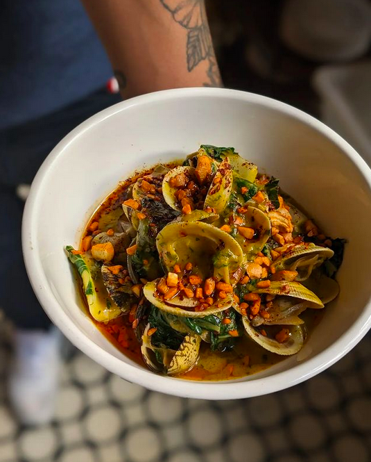 Almejitas, ajillo, zapallo, Chili Crunch, Bok Choy y Pepitas de Marañon de Fonda Lo Que Hay!