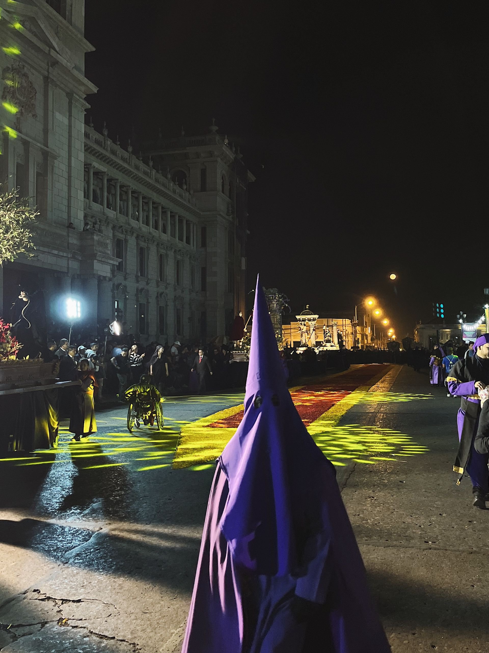 Penitente durante procesión de Semana Santa en Guatemala - Centro Histórico