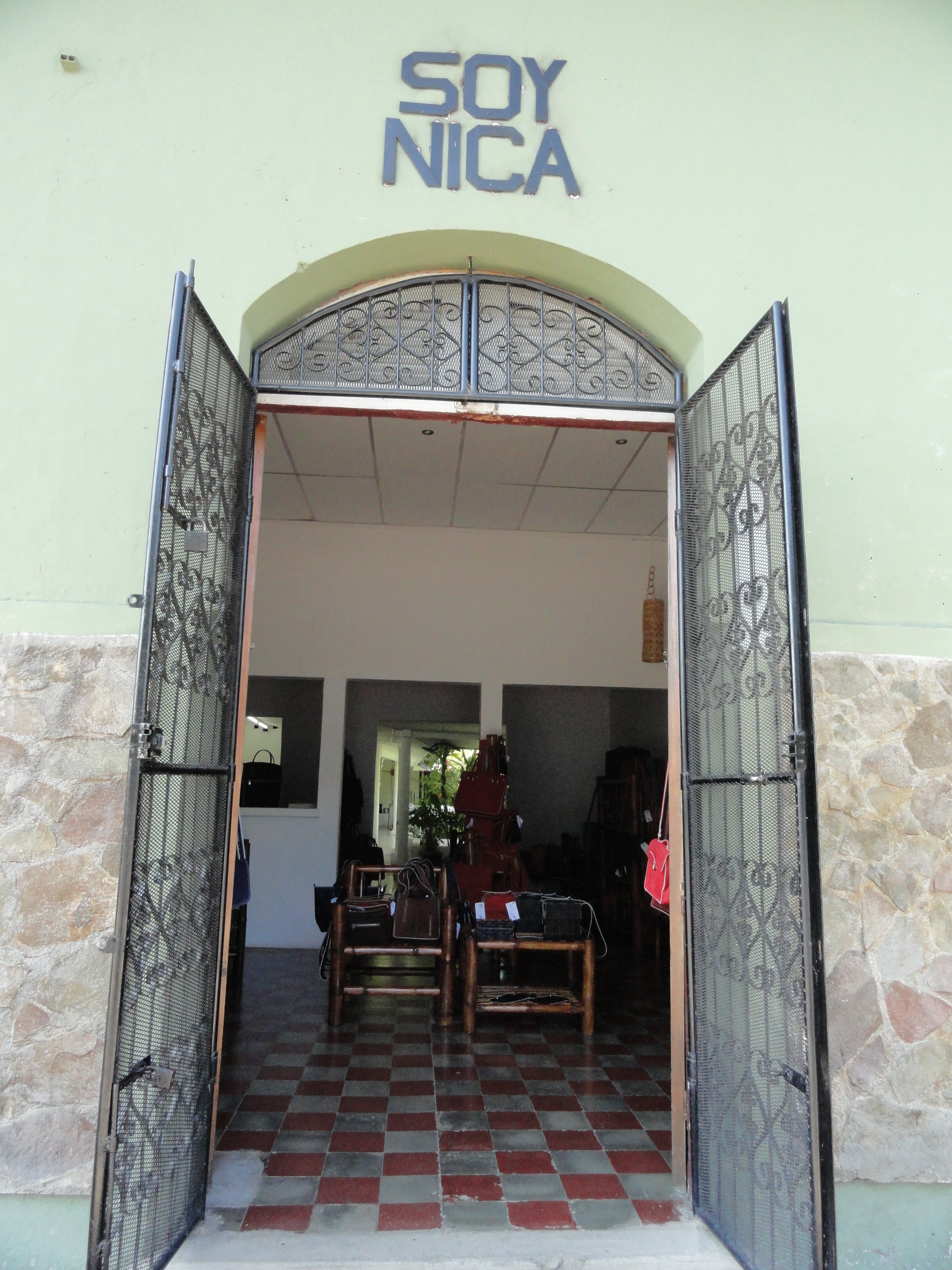 Soy Nica dentro de Garden Café