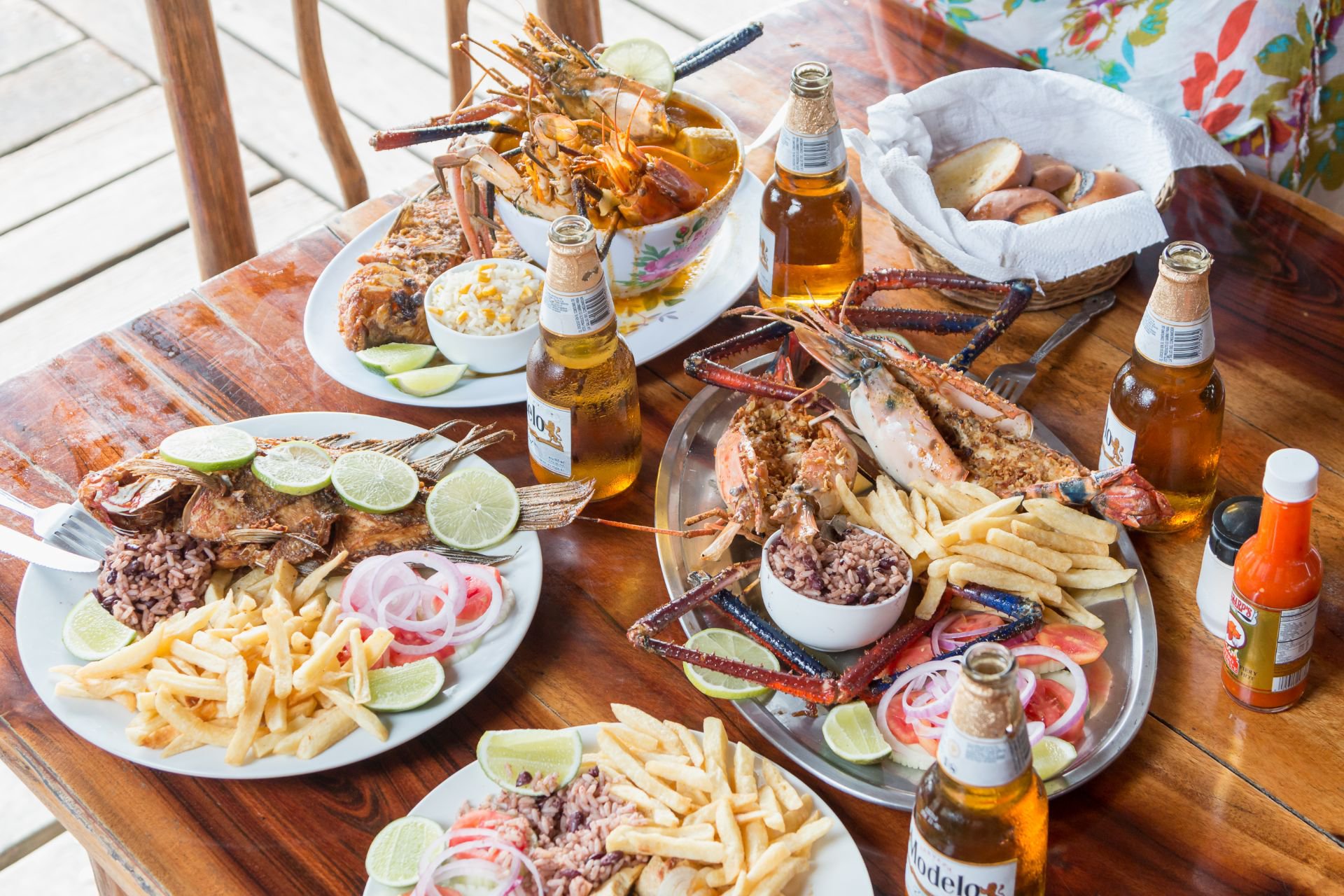 Tapado-Mariscos-Pescado-Cerveza-Modelo-El-Viajero-Restaurante-Rio-Dulce-Izabal-5.JPG