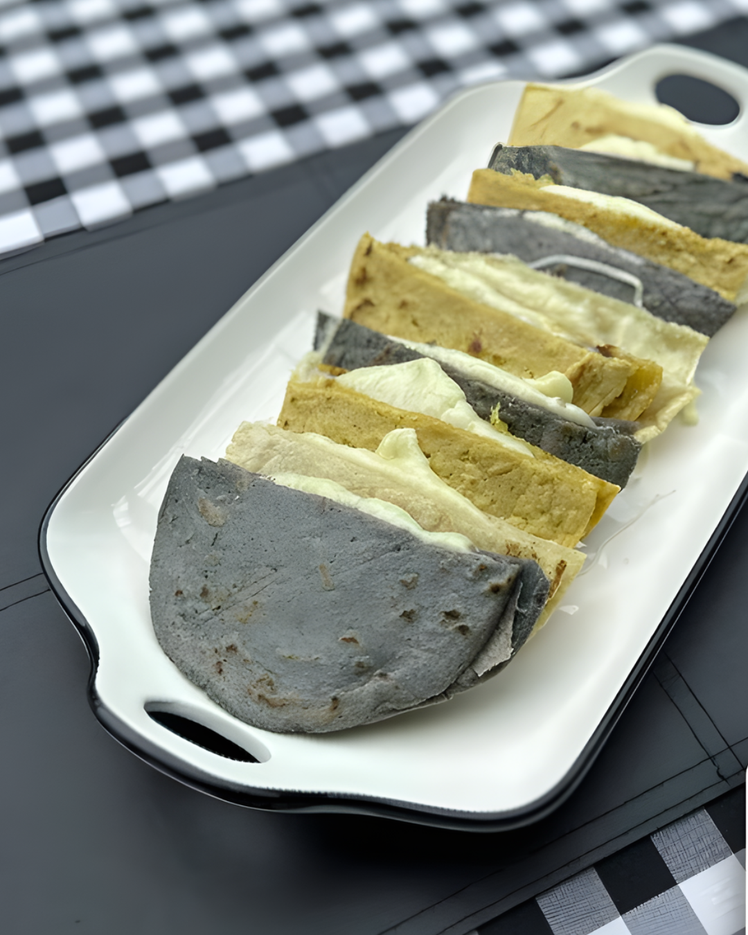 Tortillas de Maíz Blanco, Amarillo y Negro rellenas de Queso