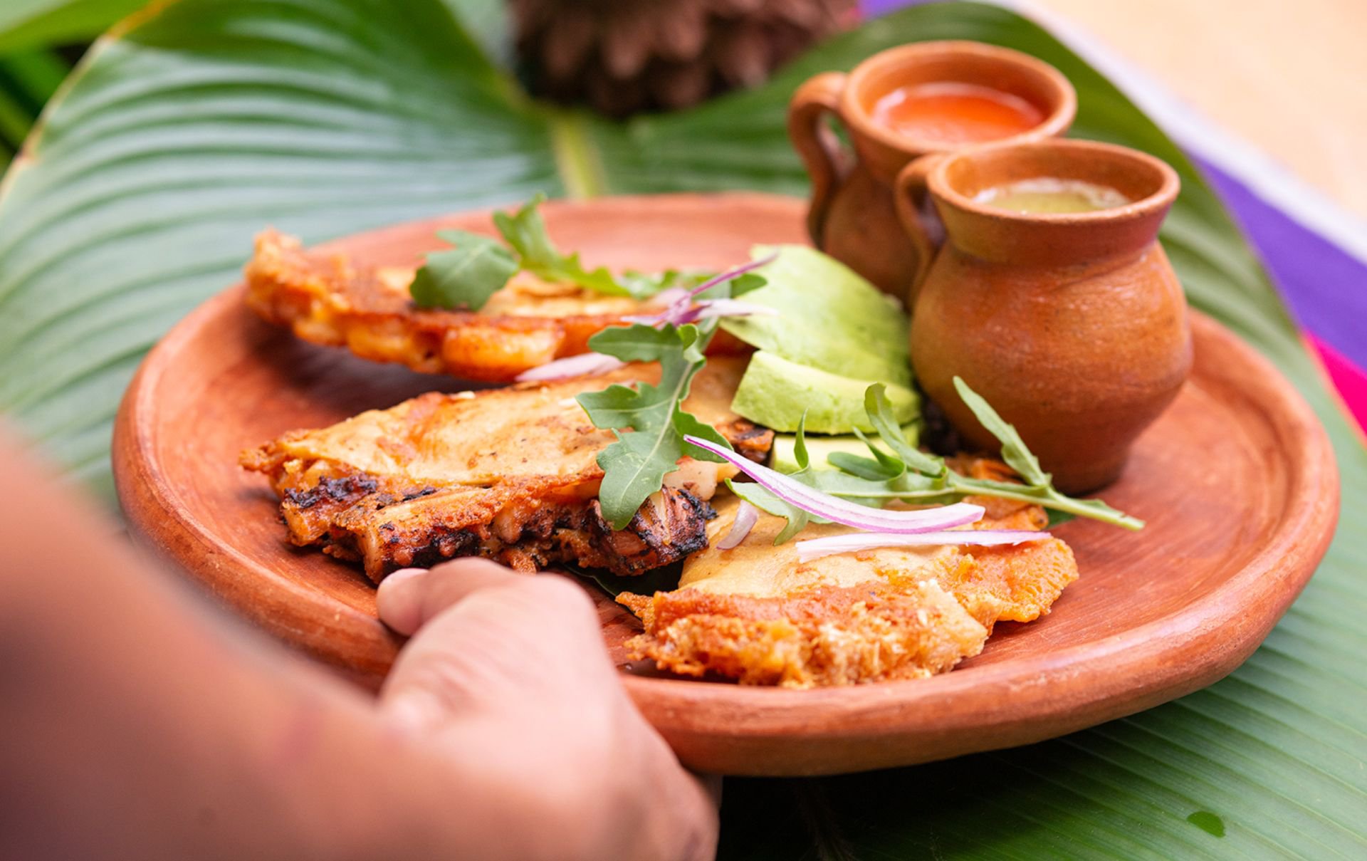 Dobladas de queso y chicharrón fusión mexicana guatemalteca