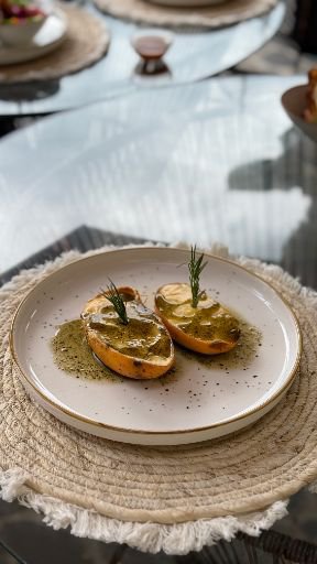 Mousse de Mango servido sobre la cáscara de la fruta